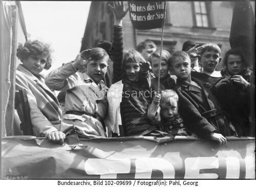 Berlin, Sozialistische Jugend bei Maidemonstration