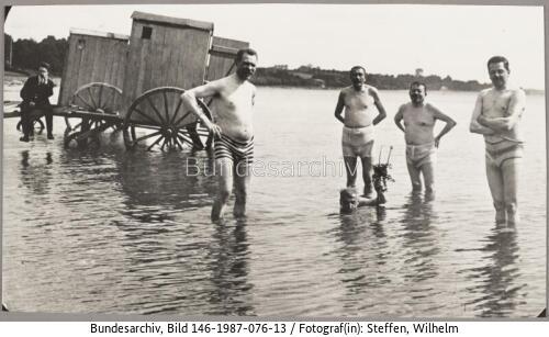Haffkrug, Ebert, Noske und andere beim Baden