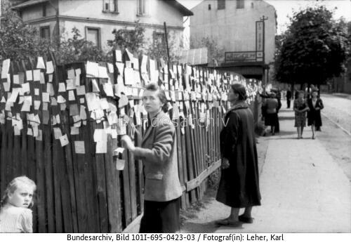 Warschauer Aufstand, Frauen an Holzwand