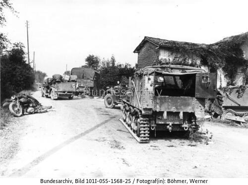 Frankreich, Straße mit zerstörten Fahrzeugen