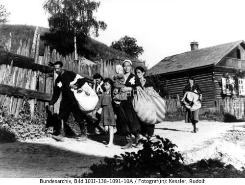 Russland, Mogilew, Juden auf Dorfstraße