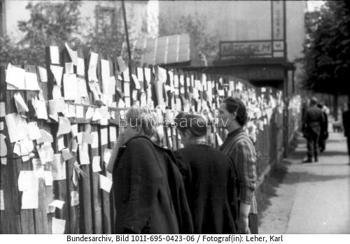Warschauer Aufstand, Frauen an Holzwand