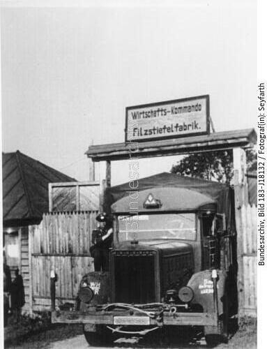 Russland, Wehrmachts-LKW vor Filzstiefelfabrik