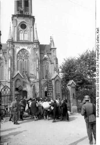 Warschauer Aufstand, Zivilisten vor Kirche