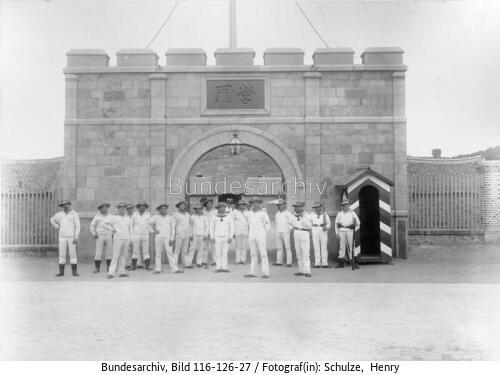Tsingtau, Artillerielager, Haupttor, Soldaten