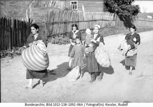 Russland, Mogilew, Juden auf Dorfstraße