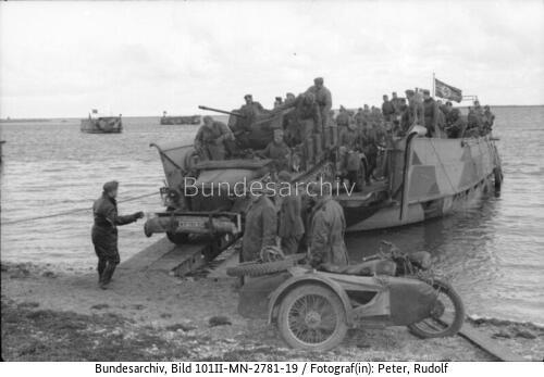 Russland, Landungsboot mit Zugkraftwagen