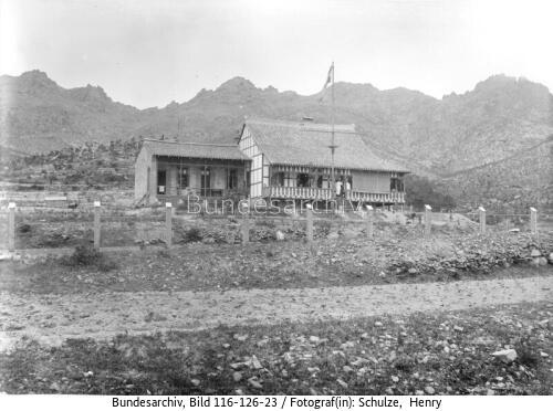 Tsingtau, Haus vor Berglandschaft