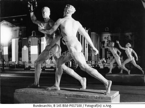 Berlin, Olympiade, Pariser Platz bei Nacht