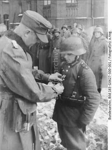 Auszeichnung des Hitlerjungen Willi Hübner