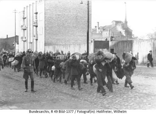 Leslau, Marsch von Juden unter Polizeibewachung