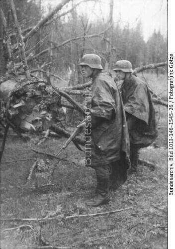 Russland, Infanteristen mit Regenumhang