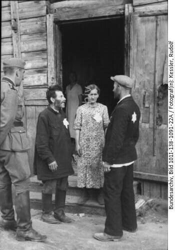 Russland, Mogilew, Juden vor Holzhaus, Soldat