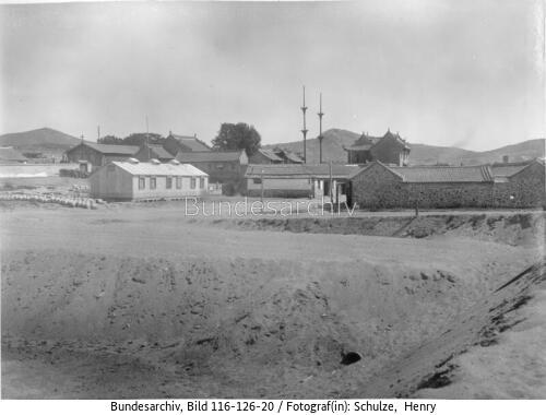 Tsingtau, Gesamtansicht, Ortschaft mit Türmen