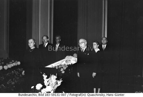Berlin, Aufbahrung Johannes R. Becher, Ehrenwache