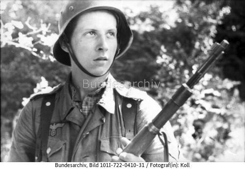 Frankreich, junger Soldat mit Gewehr