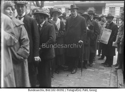 Reichstagswahl, Wilhelm Marx vor Wahllokal