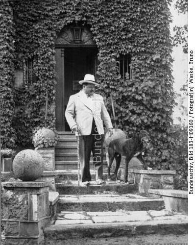 Berlin, Heinrich George mit Hund