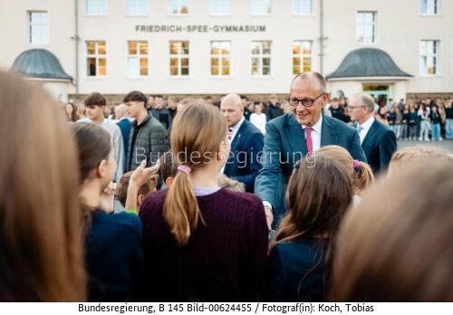 Bundeskanzler Friedrich Merz beim 100-jährigen Jubiläum des Friedrich-Spee-Gymnasiums 2026