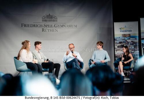 Bundeskanzler Friedrich Merz beim 100-jährigen Jubiläum des Friedrich-Spee-Gymnasiums 2026