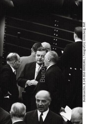 Bundeskanzler Adenauer und BM Strauß 1957