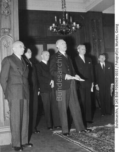 Petersberg, Konrad Adenauer mit Kabinett
