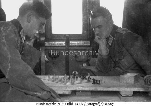 Zugfahrt, Soldaten bei Schachspiel