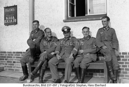 Groß-Born, Truppenübungsplatz, Soldaten auf Bank