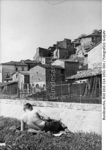 Italien, Soldat im Gras liegend