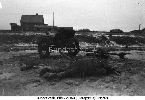Russland, gefallener russischer Soldat neben Pak