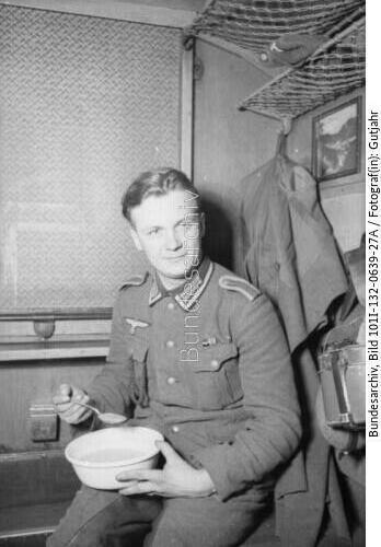 Polen, Soldat in Zug beim Essen