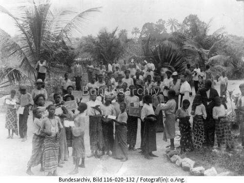 Kamerun, Schüler mit Schiefertafeln