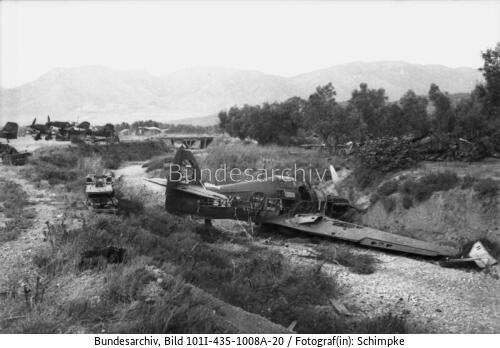 Griechenland (?), zerstörtes englisches Flugzeug Hawker Hurricane