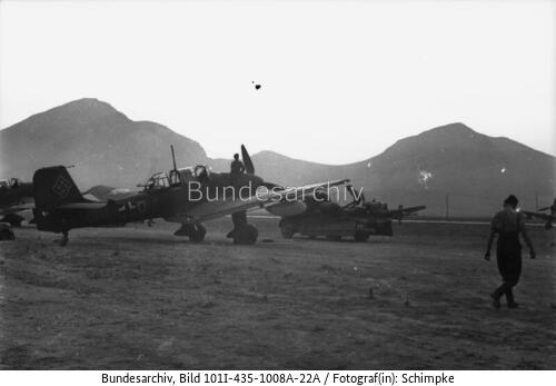 Griechenland (?), Flugzeug Junkers Ju 87, Bomben
