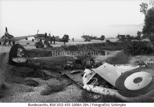 Griechenland (?), zerstörte englische Flugzeuge