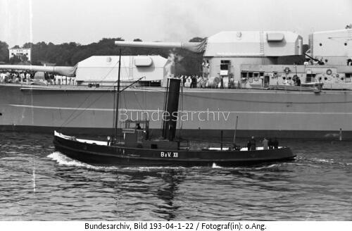 Schlachtschiff Bismarck, Backbordseite, Schlepper