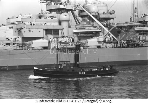 Schlachtschiff Bismarck, Backbordseite, Schlepper
