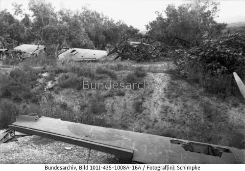Griechenland (?), zerstörte englische Flugzeuge