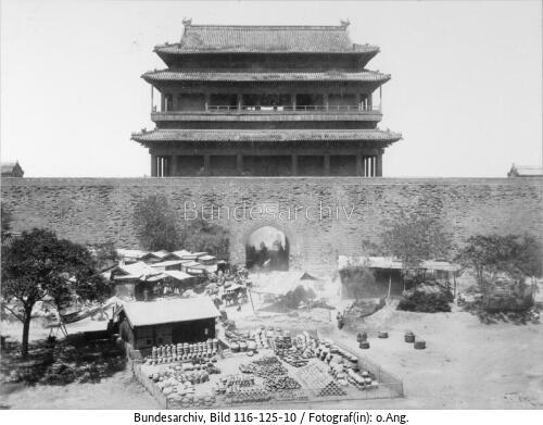 Peking, Sonnentempel auf der Mauer