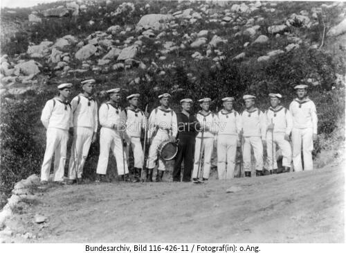 Marineartilleristen mit einem Trommler