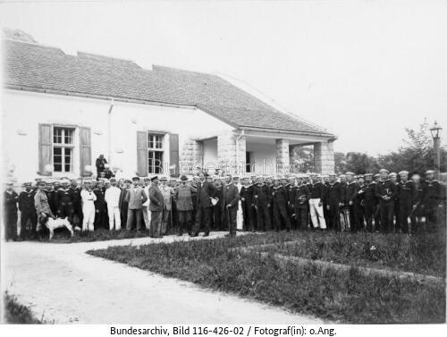 Kiautschou, MdR Dr. Görcke vor Soldatenheim