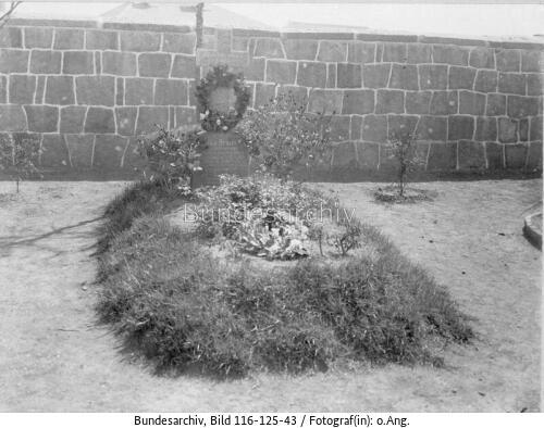 Tsingtau, Friedhof Besatzung SMS Iltis, Grab Kapitän Braun