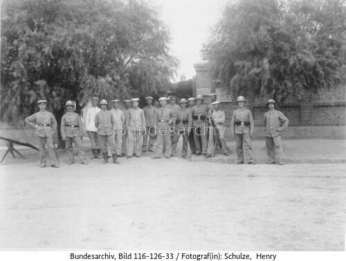 Tsingtau, Lagereingang, Soldaten