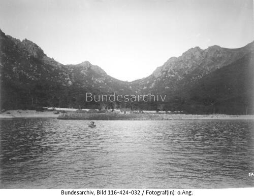 Bergige Küste
