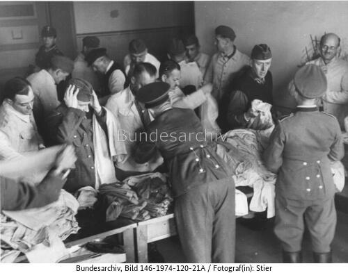 Einkleidung von Volkssturmmännern