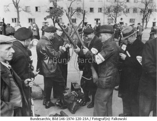 Bewaffung von Volkssturmmännern