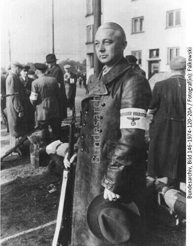 Alter Mann mit Armbinde "Deutscher Volkssturm"