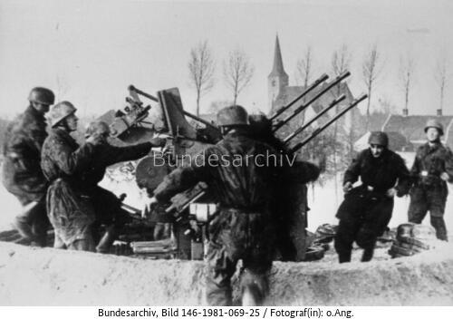 Soldaten mit Vierlings-Flak