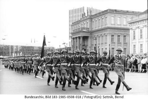 Berlin, Unter den Linden, Wachaufzug