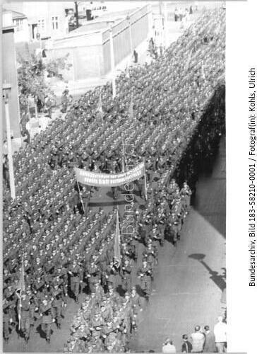 Berlin, Karl-Liebknecht-Haus, Kampfgruppen bei Aufmarsch